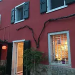 بيت للعطل Redhouse Pesina *