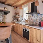 بيت للعطل Redhouse Pesina