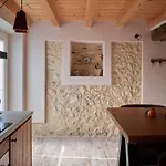 بيت للعطل Redhouse Pesina
