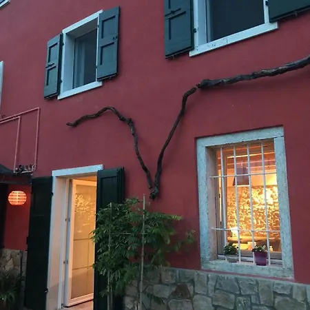 펜션 Redhouse Pesina *